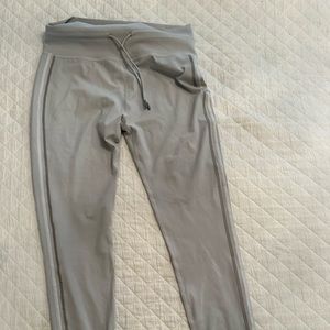 Vuori Women Performance Jogger, 24” inseam, tapered leg, cuff, XL, gray